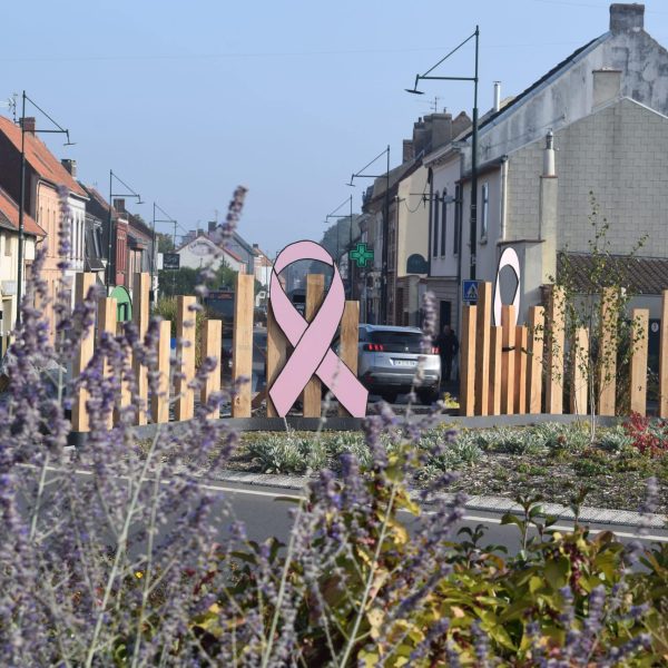 Octobre rose sur le rond-point municipal