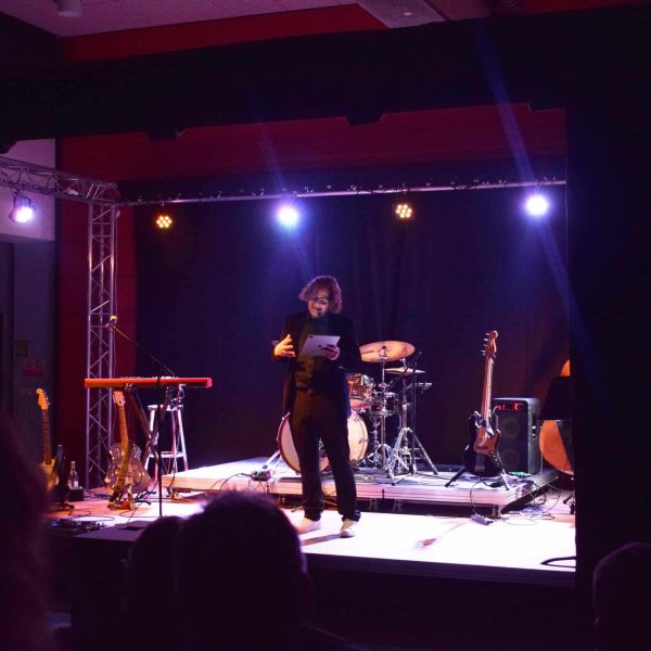 La conf qui dénote sans filer le blues